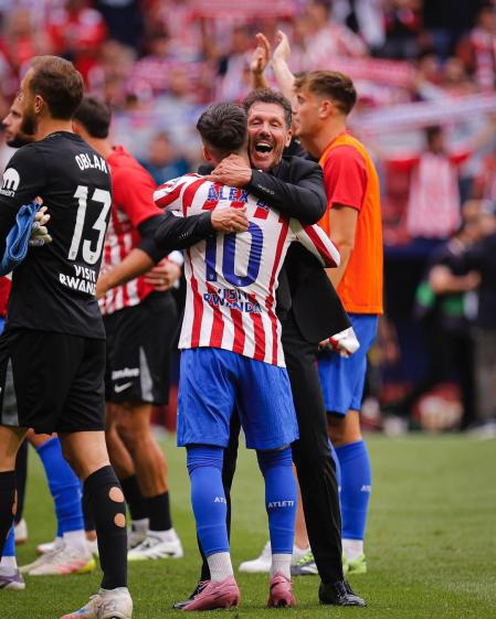 Álex Baena, futbolista del Atlético de Madrid, en el derbi ante el Real Madrid. Diego Pablo Simeone le felicita.