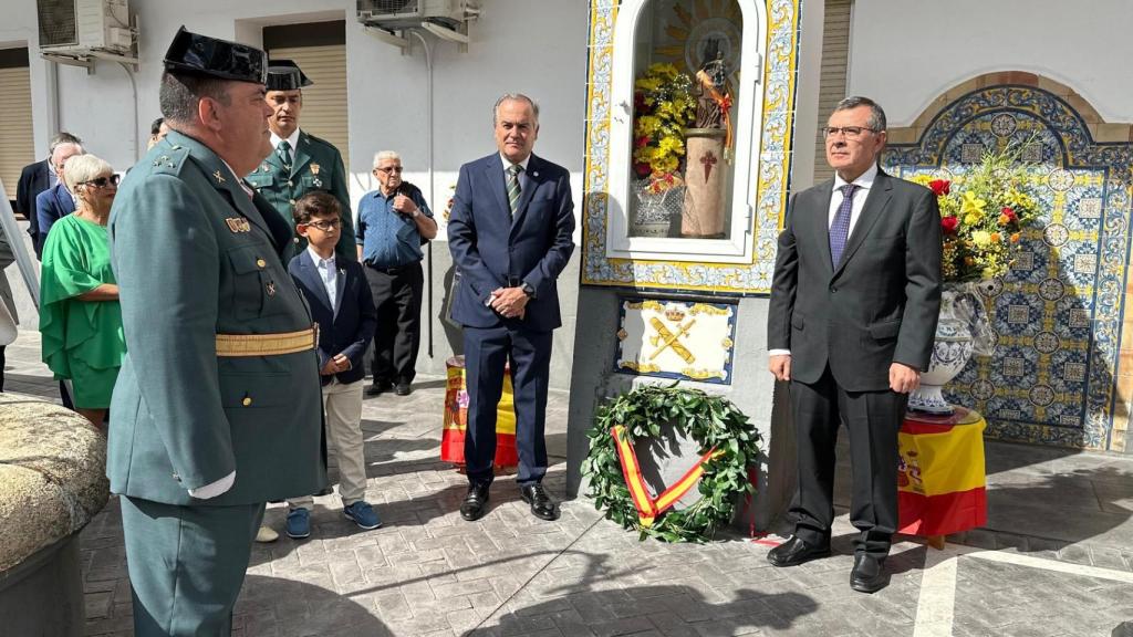 El alcalde de Talavera, José Julián Gregorio, acompañando a la Guardia Civil.