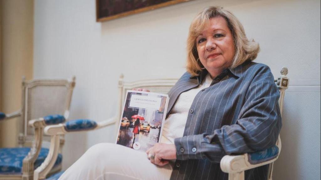 De Celis, con un ejemplar de su nueva novela, 'Granizo de Otoño'.