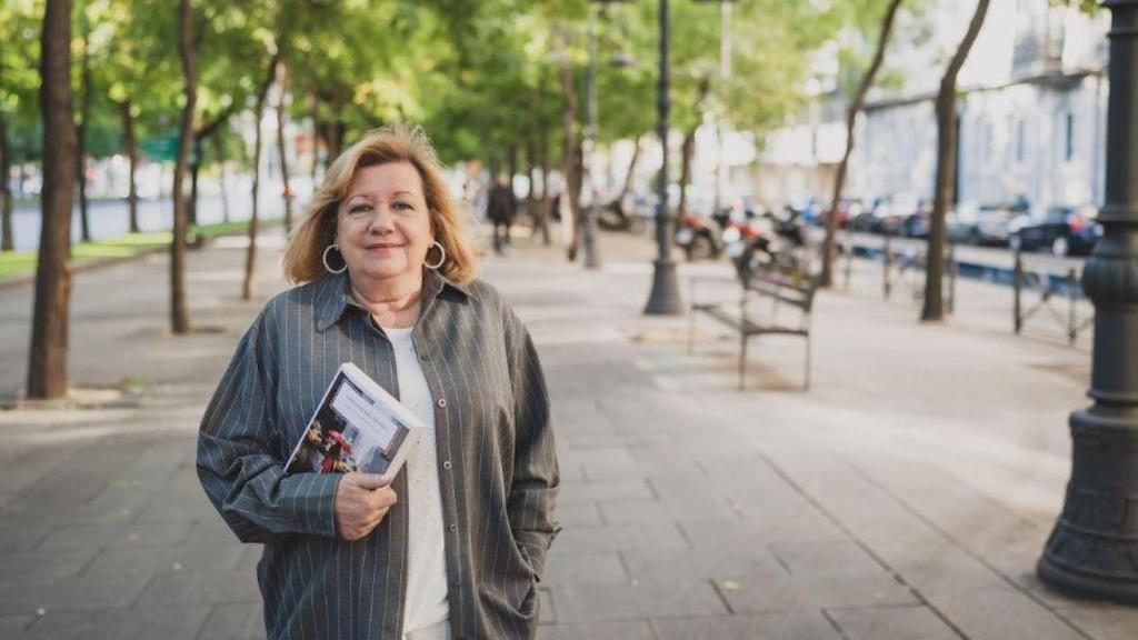 Mº Ángeles López de Celis, caminando por el Paseo de Colón.