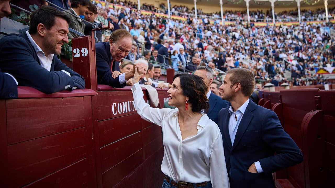 Políticos y figuras famosas en la corrida de toros de la Hispanidad.