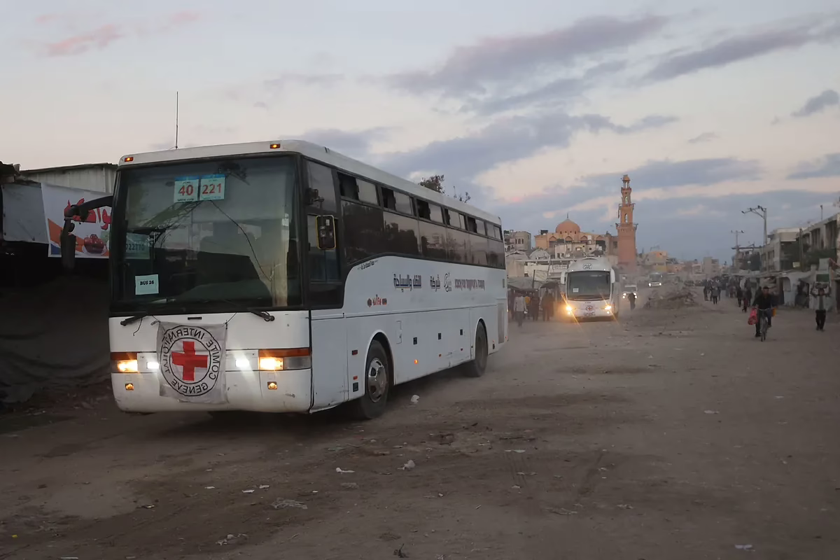 Liberación de rehenes entre Hamas e Israel en tiempo real | Se confirma la liberación de 13 rehenes más y la Cruz Roja se dirige al lugar acordado para su rescate.