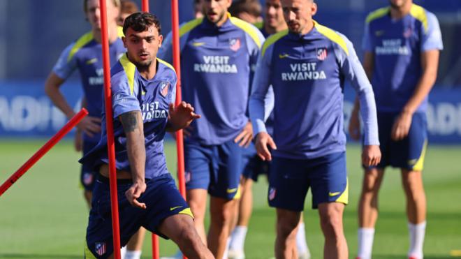 Pubill, en un entrenamiento del Atlético de Madrid ('X' @Atleti)