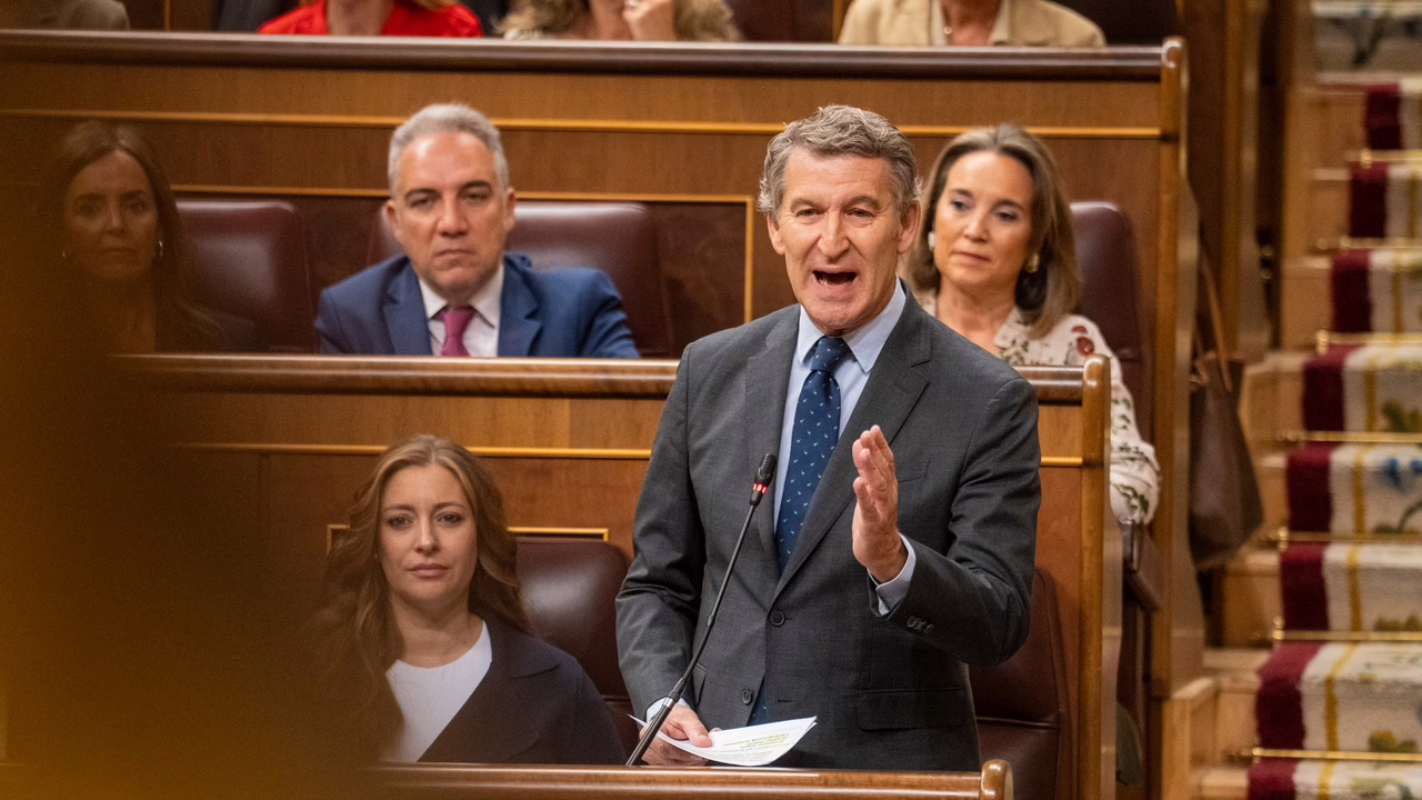 Feijóo entierra el tema del aborto y se enfoca en conquistar a la clase media.