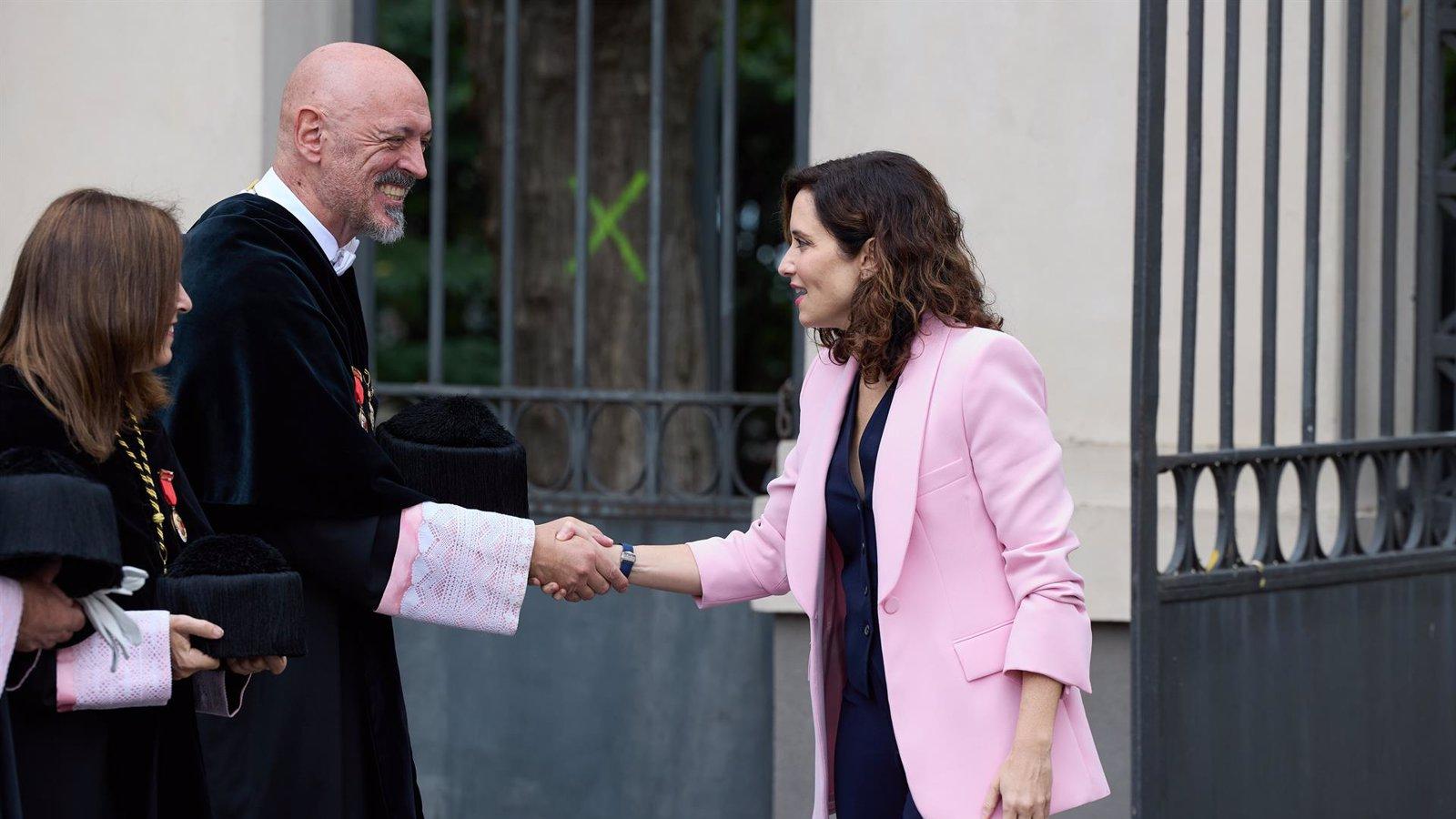 Ayuso defiende su modelo universitario y acusa al Gobierno de imponer 