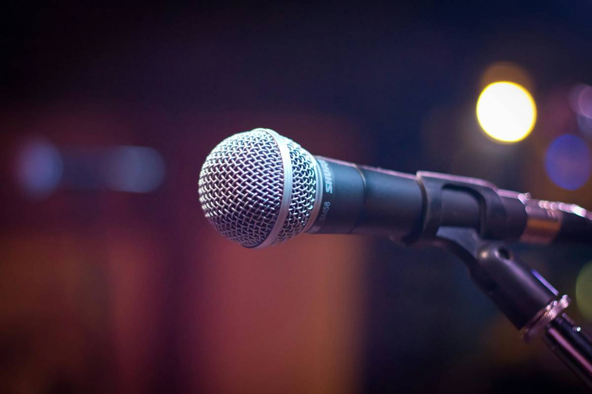 Un micrófono en primer plano en un karaoke.