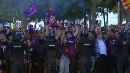 El duelo entre los hinchas de Barcelona y PSG con Messi como protagonista