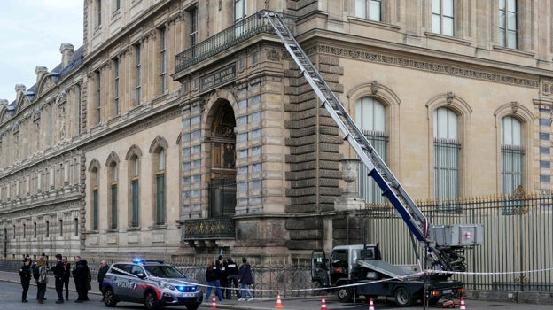 Imagen antes - Elevador por el que los ladrones accedieron al Louvre y Rafael Coba, marcado con una X, muestra a la Policía cómo entraba en el museo