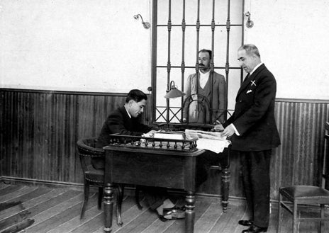 Imagen secundaria 1 - Rafael Coba, tras su detención y en el interrogatorio del juez en la cárcel. Viñeta de Sileno.