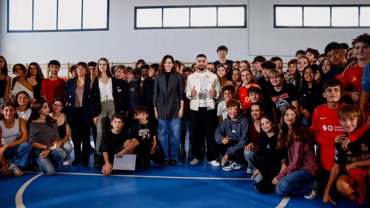 Ayuso y Topuria se unen en Madrid para rechazar el acoso escolar y el consumo de drogas.