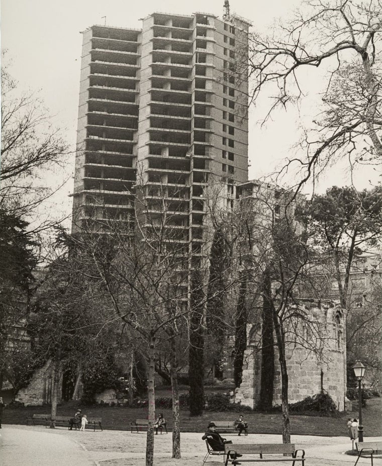 Las obras, paralizadas, vistas desde el Parque de El Retiro