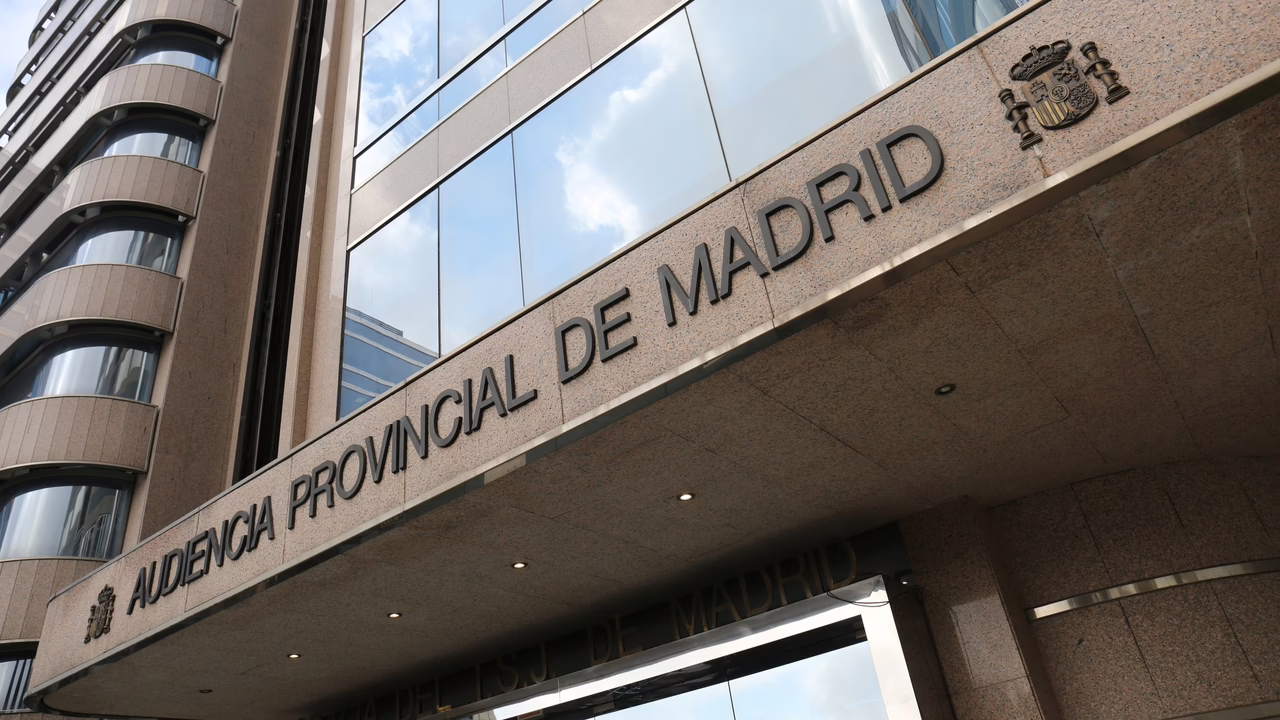 Juicio en Madrid por agresión sexual a las nietas de su pareja, a quienes vestía de enfermeras.