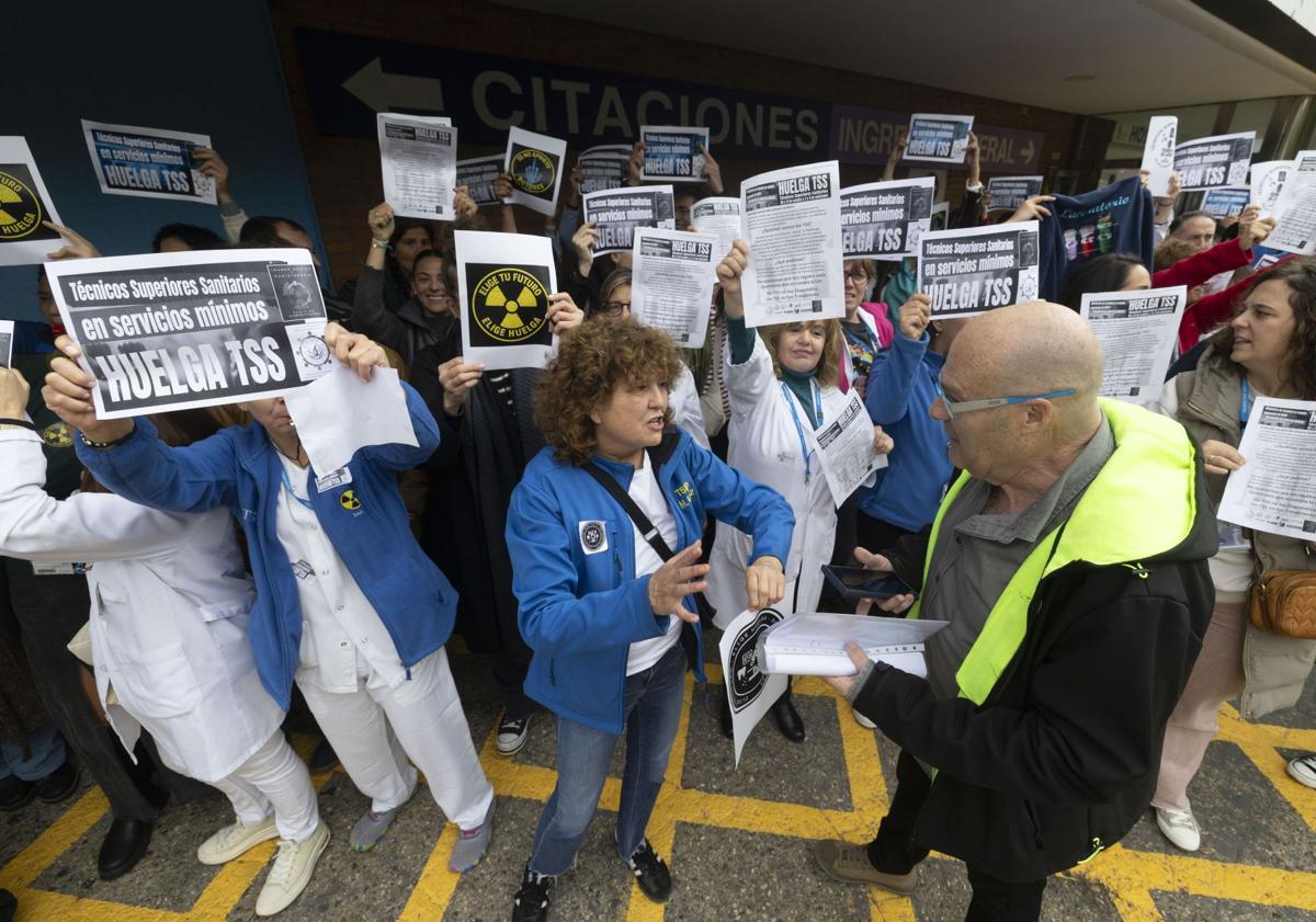 Imagen principal - Amplio respaldo de los técnicos sanitarios al primer día de huelga, con afectación en quirófanos