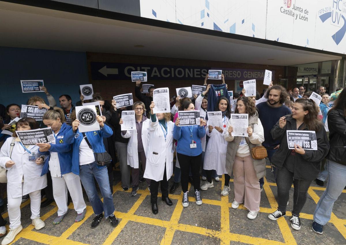Imagen secundaria 1 - Amplio respaldo de los técnicos sanitarios al primer día de huelga, con afectación en quirófanos