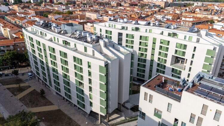 Más Madrid denuncia que Almeida hará pagar la tasa de basura a los inquilinos de viviendas sociales de la EMVS.