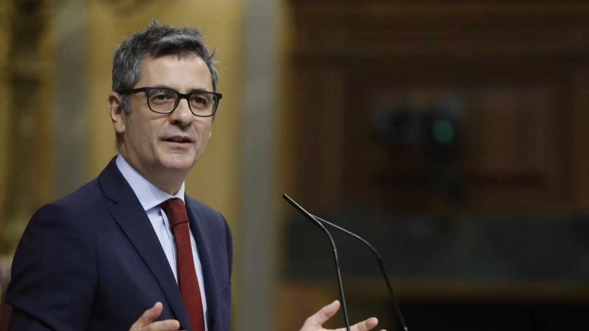 Bolaños señala a Feijóo por supuestas amenazas a Sánchez y censura el uso político de la justicia por parte del PP.