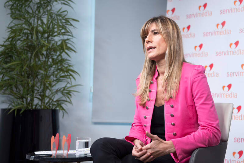 El juez convoca a Begoña Gómez el 6 de octubre y le imputa cuatro nuevos delitos.