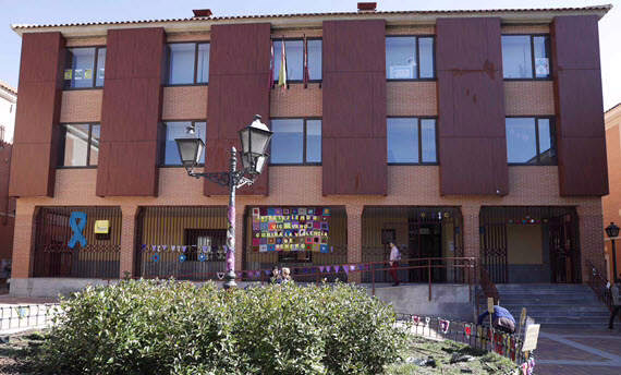 Vecinos de Vicálvaro protestan por el cierre del Espacio de Igualdad Gloria Fuertes debido a su reubicación en la calle Calahorra.
