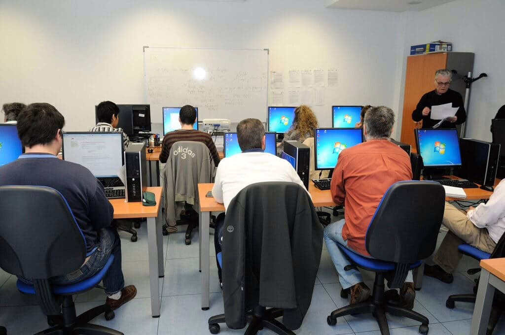 Madrid presenta un programa de microformaciones de tres millones para fomentar el empleo y la capacitación profesional.