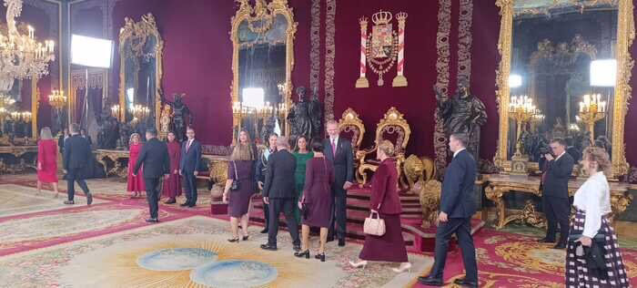 Los Reyes rinden homenaje a los alcaldes de los municipios impactados por la dana durante la recepción en el Palacio Real.