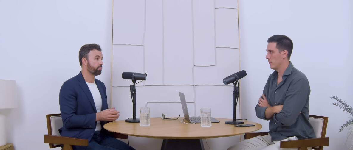 Pablo Cambronero revela el gasto público encubierto y advierte sobre el futuro político de España en Quorvm Podcast.