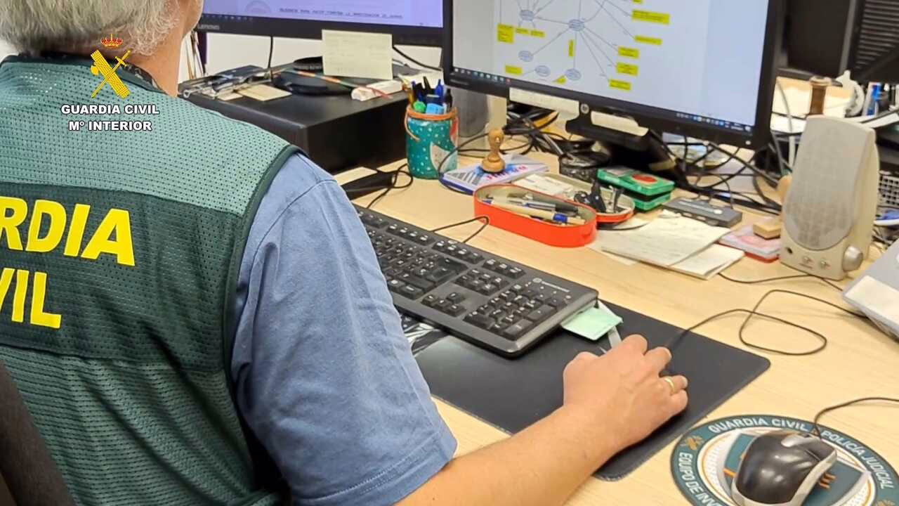 15 personas bajo investigación por fraudes de 393.000 euros mediante 'smishing' y 'vishing'.