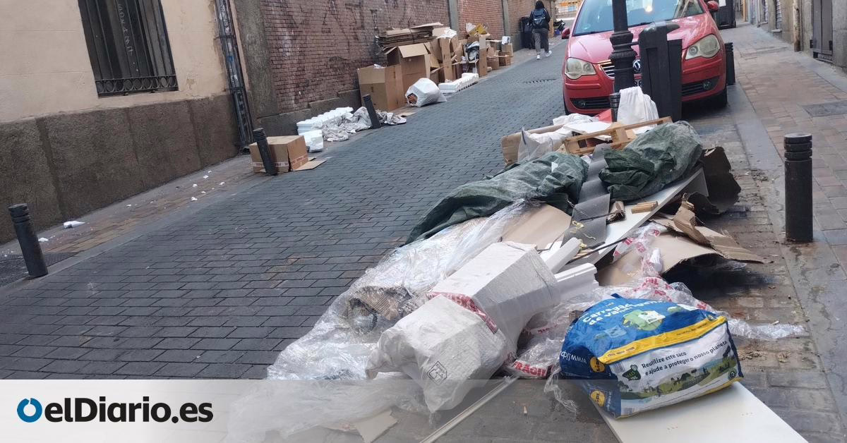 El Gobierno de Almeida modifica el método de cálculo de la tasa de basura debido a las quejas: aumentará el pago en los apartamentos con más habitantes empadronados.