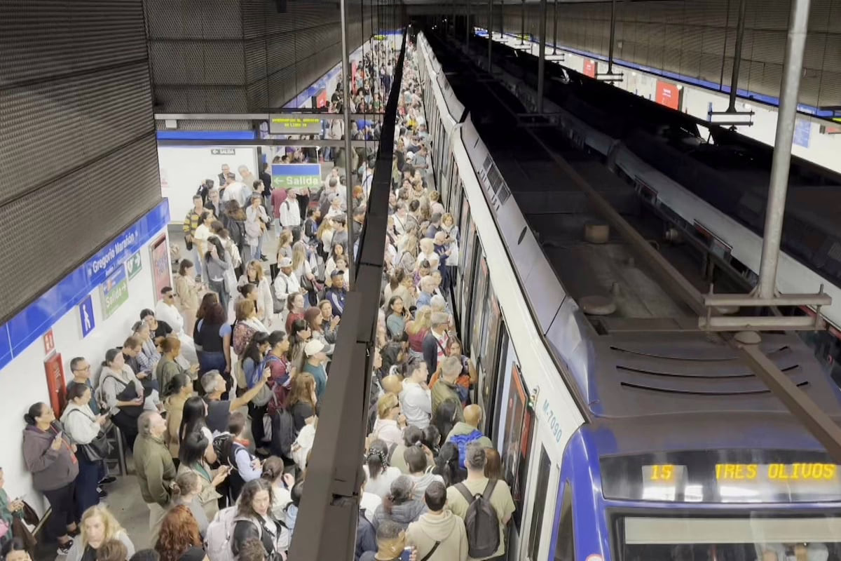 Las multitudes tras el cierre de la línea 6 obligan al Metro a invertir miles de euros en recursos para gestionar el flujo de pasajeros | Noticias de Madrid