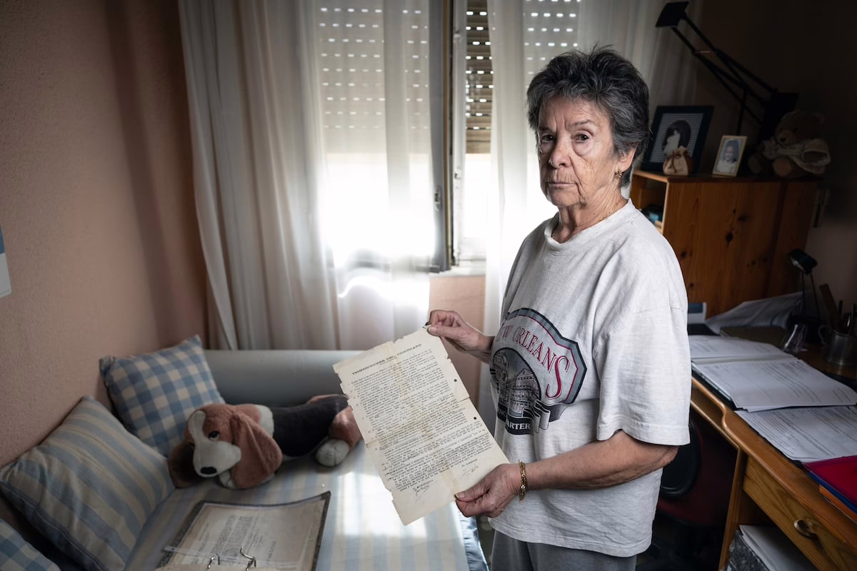 La movilización de los vecinos logra frenar temporalmente el desalojo de Maricarmen | Noticias de Madrid