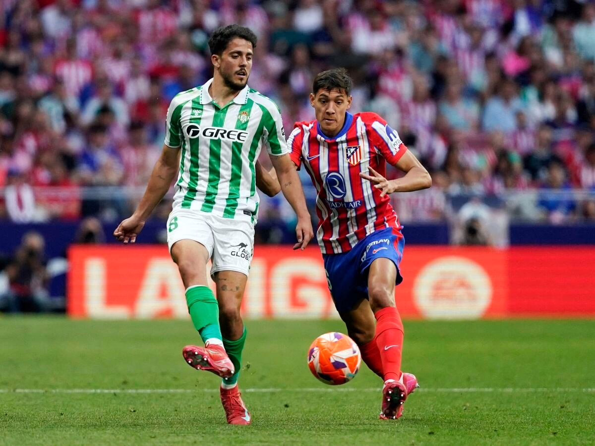 Atlético de Madrid gana al Betis y sigue en zona de Champions League.