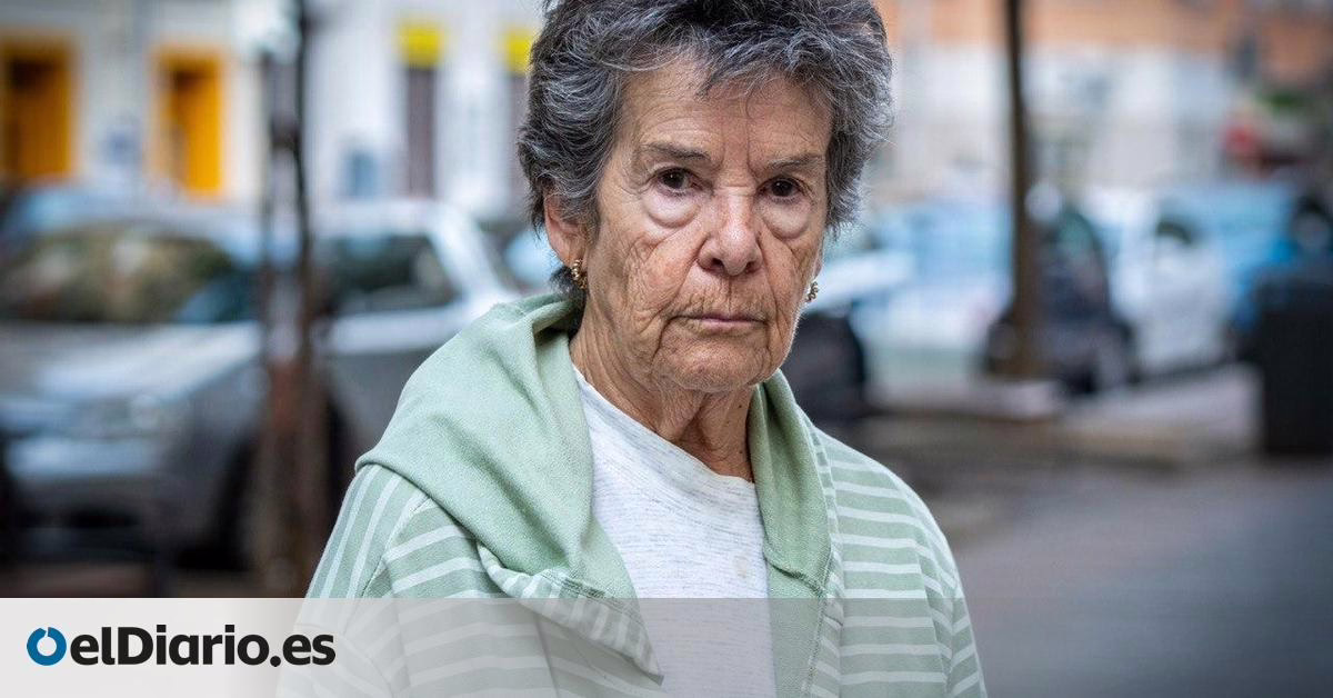 Almeida aconseja a Maricarmen que se dirija a los servicios sociales, a pesar de haberlo hecho previamente antes de recibir la orden de desalojo a sus 87 años.