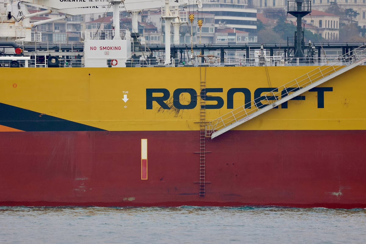 El impacto de las medidas de Trump en las compañías petroleras rusas altera los planes de Putin para extender el conflicto | Internacional