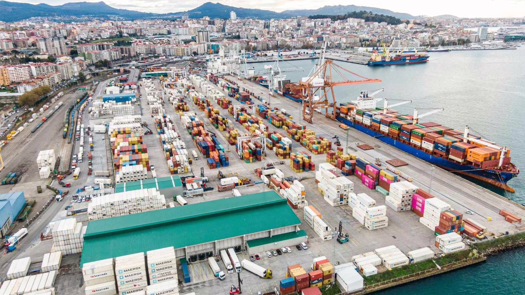 Un fallo en un depósito provoca un derrame de aceite y deja a dos trabajadores lesionados en el puerto de Vigo.
