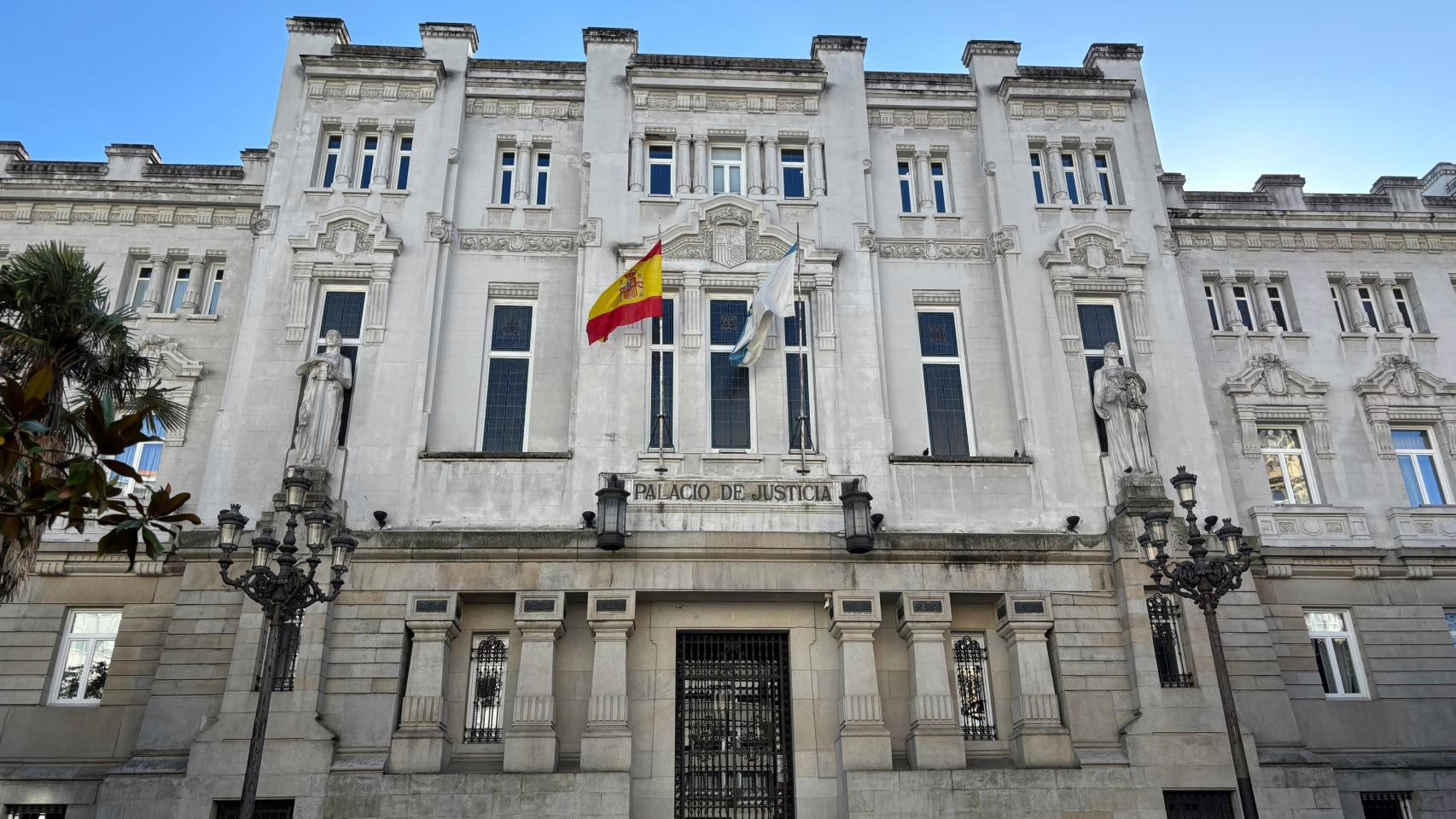 Un abogado sufre un infarto en A Coruña, lo que provoca la suspensión del juicio de un caso de agresión sexual.