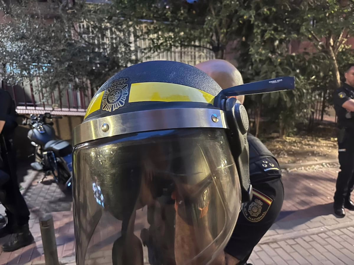 Un hombre en una barricada hiere con un cuchillo el casco de un policía que intentaba arrestarlo | Noticias de Madrid