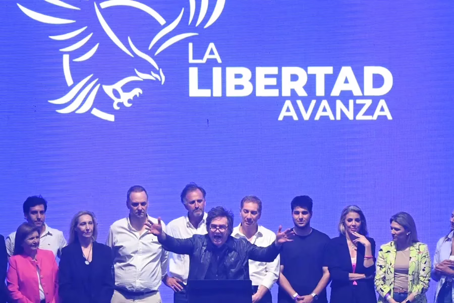 Los argentinos se dirigen a las urnas en elecciones legislativas cruciales para Milei.