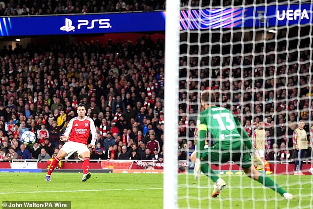 Gabriel Martinelli observa su disparo desviado en la segunda parte como el destino del gol del Atlético