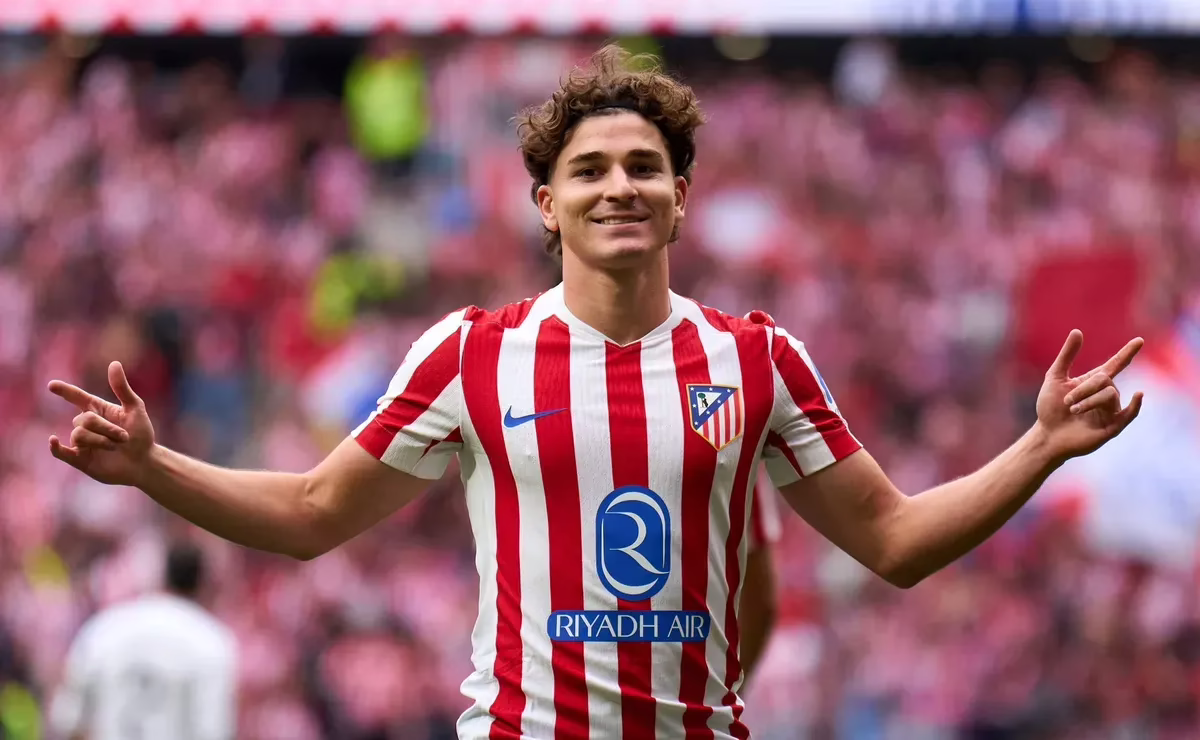 El Atlético de Madrid se ocupa de la renovación de Julián Álvarez, con un incremento salarial y medidas de protección similares a las de Lamine Yamal.