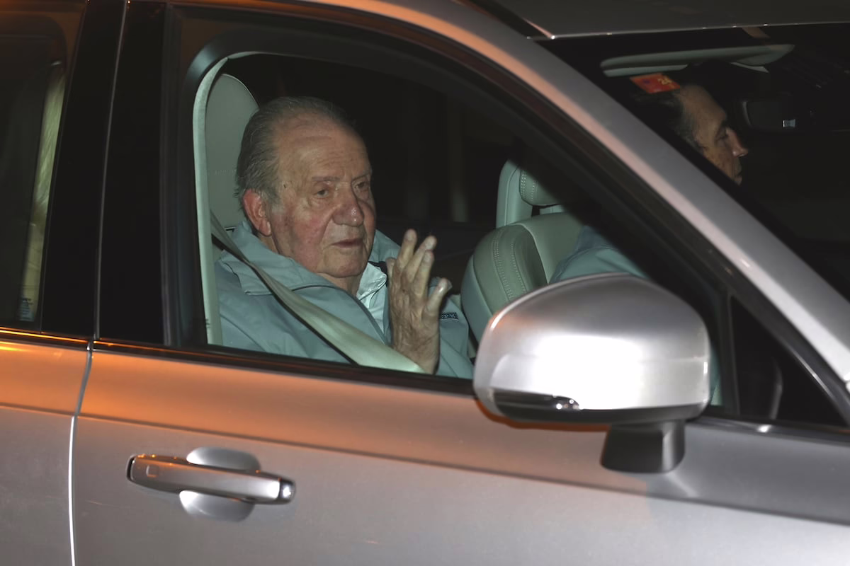 El rey Juan Carlos regresa a España en medio de la controversia por sus memorias.