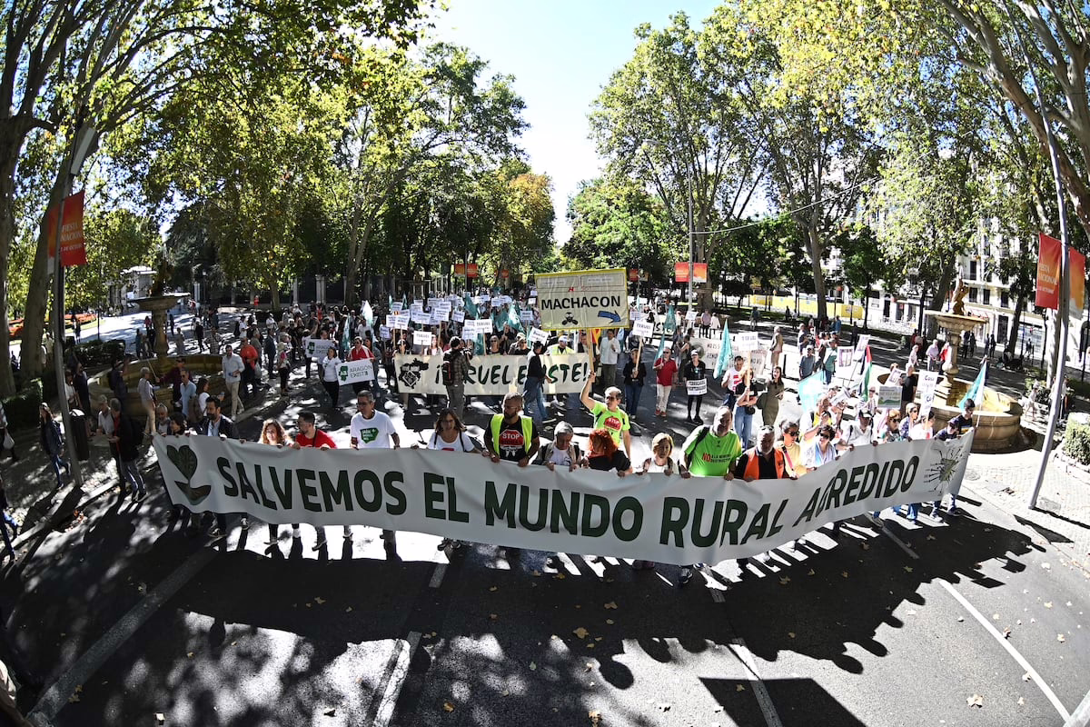La España rural alza su voz en Madrid: “Nuestros pueblos solo reciben residuos” | España