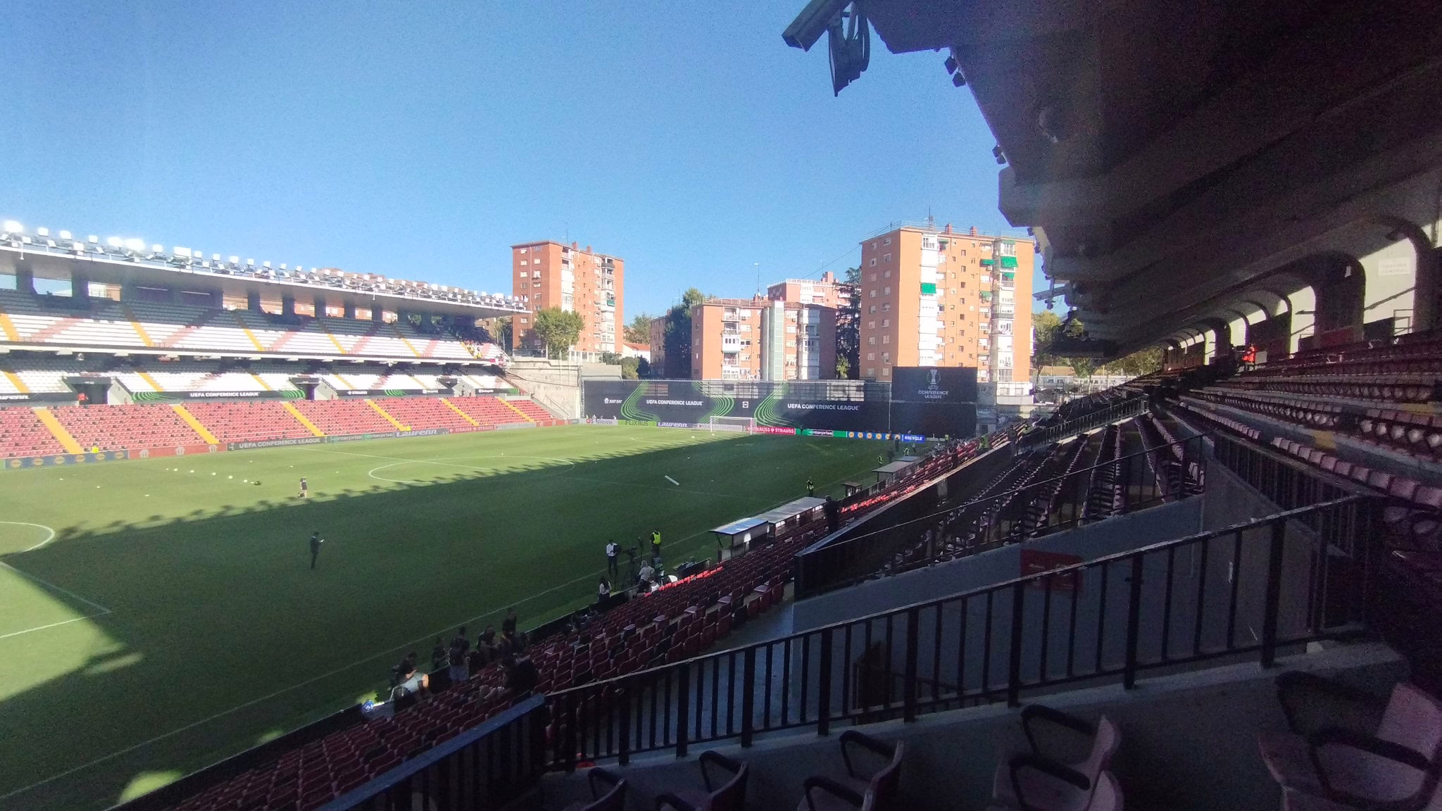 El estadio de Vallecas presentaba un ambiente de 'Conference League'.