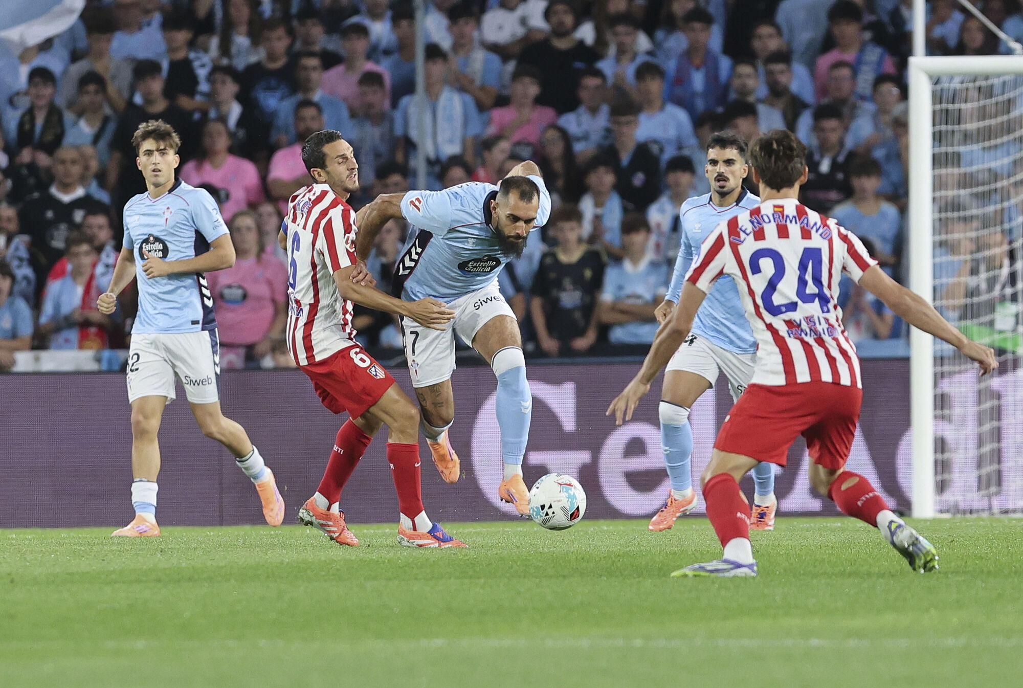 El delantero del Celta Borja Iglesias (c) escapa de Koke (2-i), del Atlético, durante el partido de la octava jornada de LaLiga EA Sports que Celta de Vigo y Atlético de Madrid disputan este domingo en el estadio de Balaídos. EFE/Salvador Sas. (Celta) (Atlético Madrid)