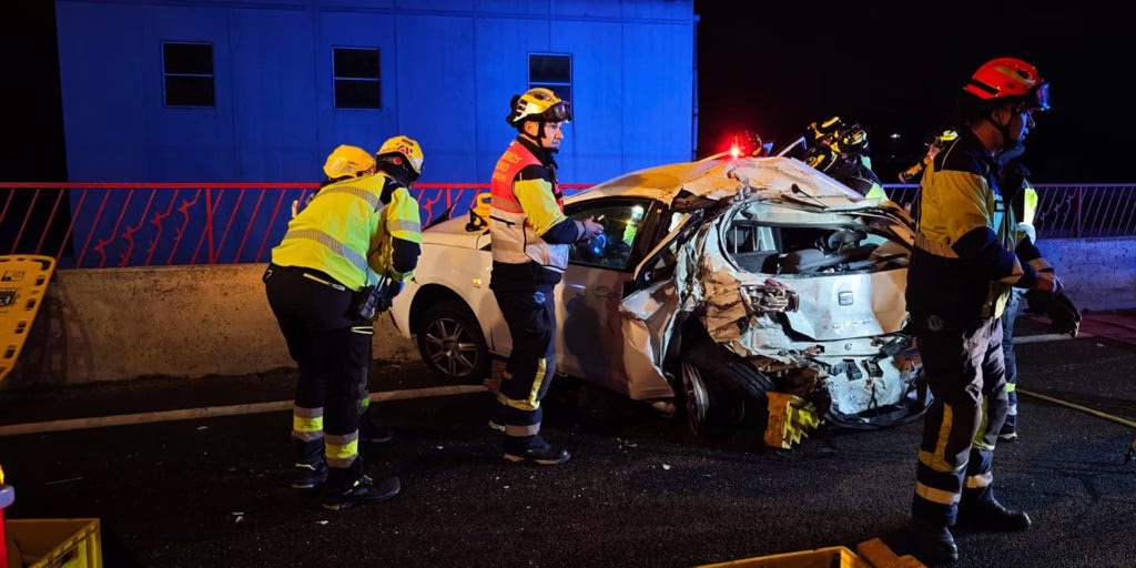Mujer de 45 años sufre lesiones graves en un choque entre un automóvil, un autobús y un vehículo en la M-45.