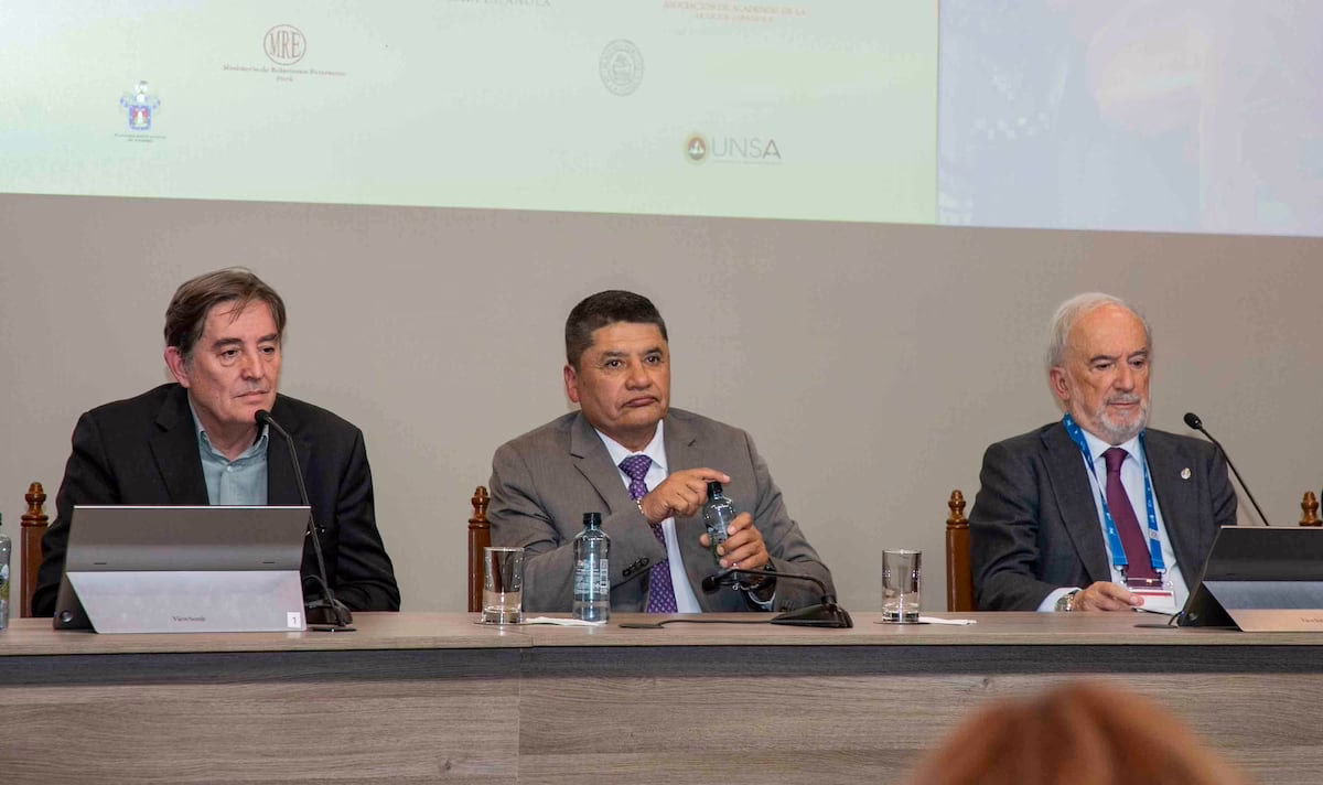 García Montero: “Habrá momento para discutir sobre el sucesor del director de la RAE”. Muñoz Machado: “No tengo conocimiento” | Cultura
