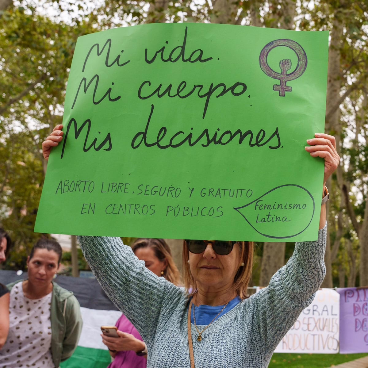 El Ejecutivo intenta proteger el derecho al aborto en la Constitución tras la controversia en Madrid | El PAÍS Exprés