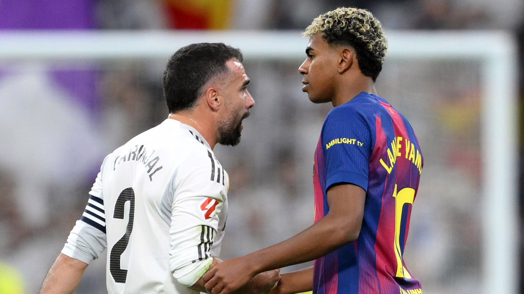 VIDEO: "¡Hablas demasiado!" - Lamine Yamal es reprendido por Dani Carvajal, desatando un conflicto en El Clásico, mientras la estrella del Real Madrid cumple su promesa de enfrentarse a la joven promesa del Barcelona tras las bromas previas al partido.