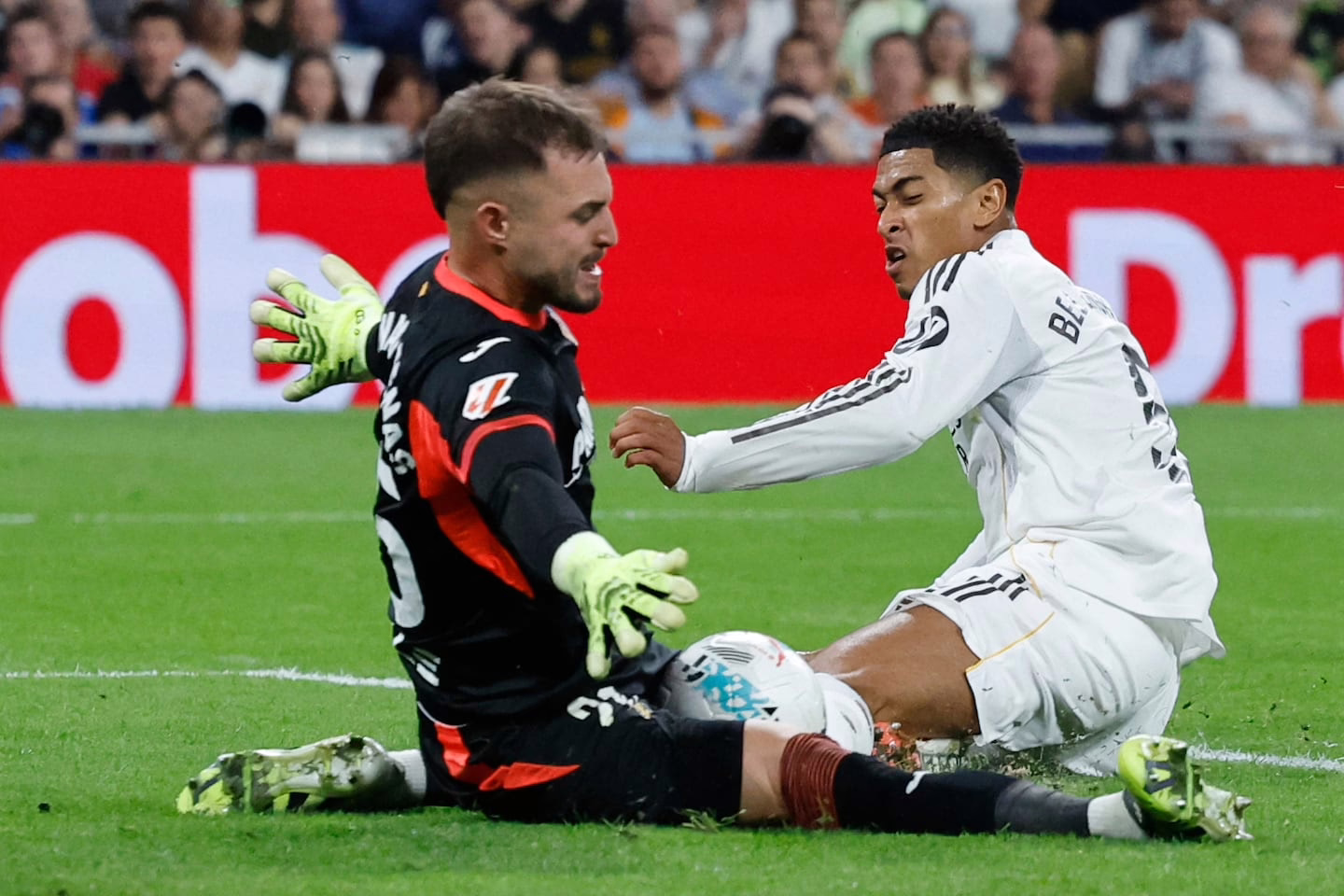 Vinicius reanima al Real Madrid con dos goles y retoma el primer puesto.