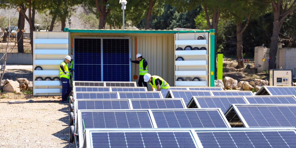 La más grande planta de producción de generadores solares portátiles se inaugura en Villarrubia de Santiago (Toledo).