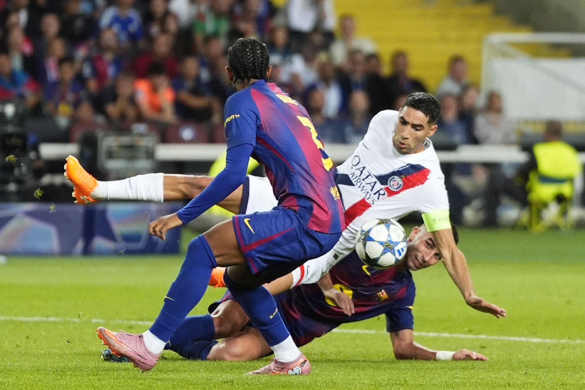 El delantero del Barcelona Ferran Torres (dcha) en acción contra Achraf Hakimi del Paris Saint Germain durante el partido de la fase de la Liga de Campeones que se celebra en Barcelona, España, el 01 de octubre de 2025. EFE/Siu Wu.