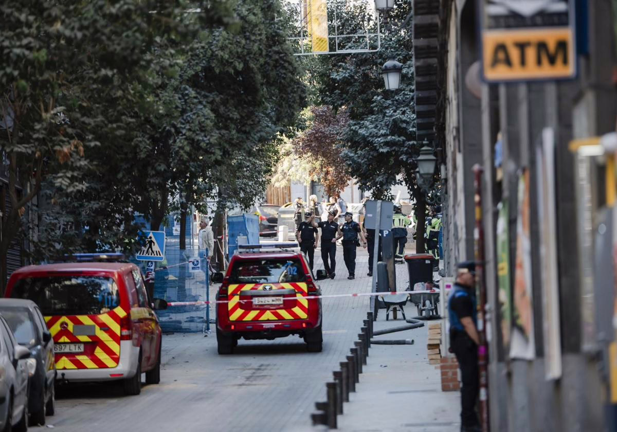 Los comerciantes reabren sus negocios tras el susto en el centro de Madrid.